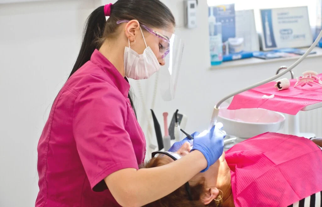 Higienizacja w PrecisDENT Centrum Implantologii i Stomatologii Mikroskopowej w Jaśle przeprowadzana przez profesjonalna higienistkę stomatologiczną
