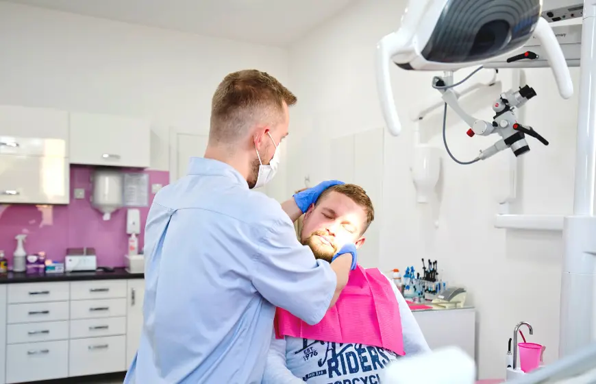 Badanie stomatologiczne zewnątrzustne w PrecisDENT - Centrum Implantologii i Stomatologii Mikroskopowej w Jaśle.