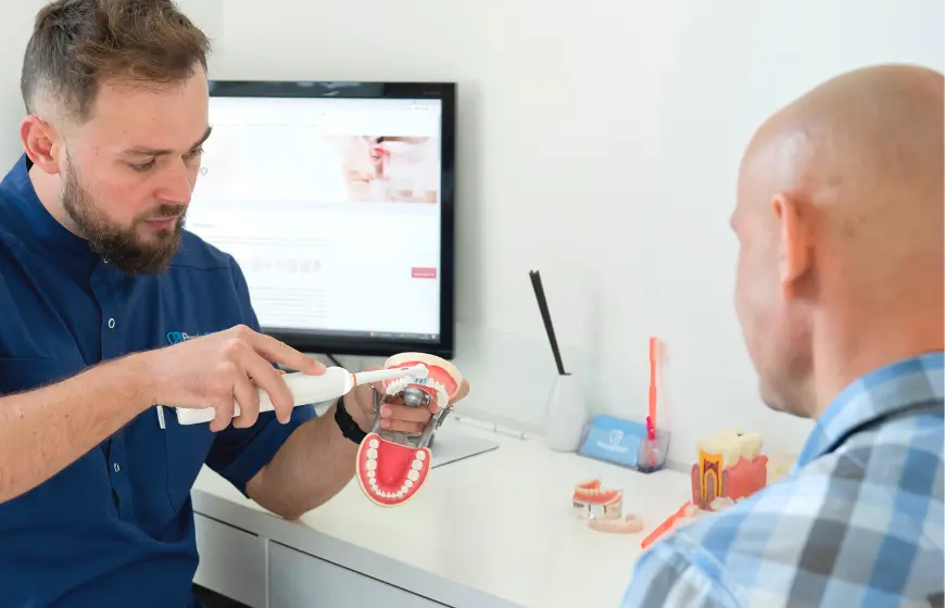Instruktaż higieny jamy ustnej przeprowadzany przez lekarza dentystę Wojciecha Skocza w PrecisDENT Centrum Implantologii i Stomatologii Mikroskopowej
