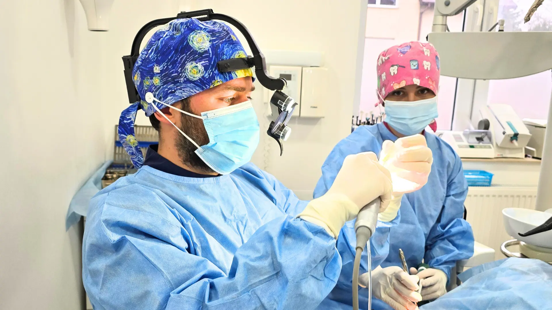 implant zeba czy boli