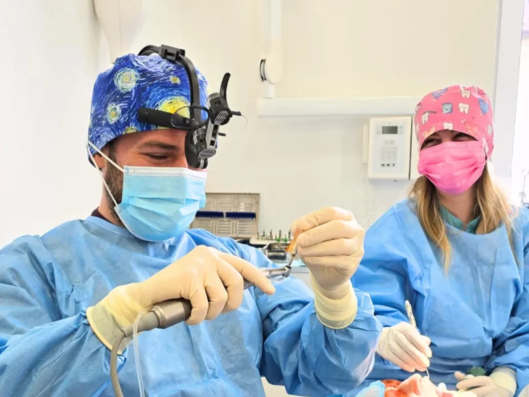 Skuteczna odbudowa kości pod implanty dentystyczne: Przewodnik po metodach