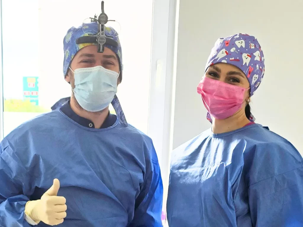 implantolog i asystentka implant w szablonie chirurgicznym