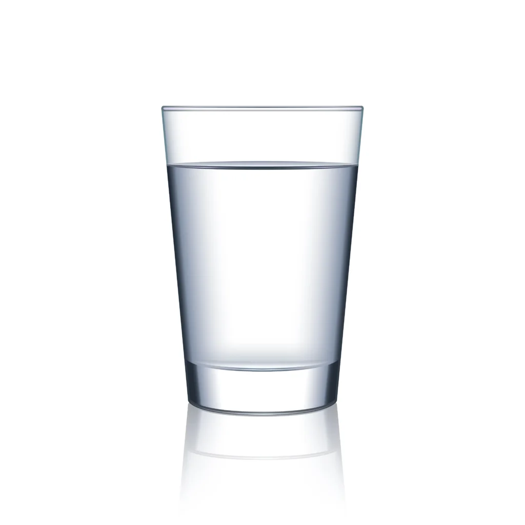 Realistyczna grafika komputerowa przedstawiająca przezroczystą szklankę wypełnioną wodą, ustawioną na czystym, białym tle. Szklanka jest prosta, o lekko rozszerzającym się ku górze kształcie, wykonana z czystego szkła. Woda wewnątrz jest krystalicznie czysta, z wyraźnym poziomem płynu i subtelnymi załamaniami światła sugerującymi jej przezroczystość. Pod szklanką widoczne jest jej delikatne, lustrzane odbicie na gładkiej powierzchni. Obraz jest minimalistyczny i sterylny.